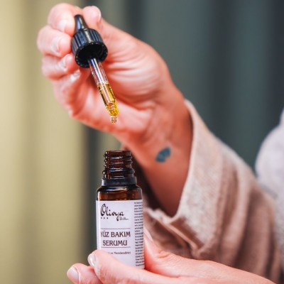 Besleyici Yüz Bakım Serumu 20 ML
